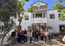 Concentración de vecinos este jueves a las puertas del Ayuntamiento de Agüimes.