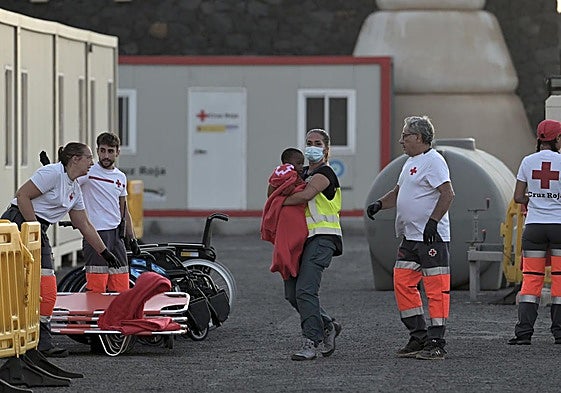 Salvamar llevó a La Restinga, en El Hierro, un cayuco con 198 inmigrantes con 19 menores.
