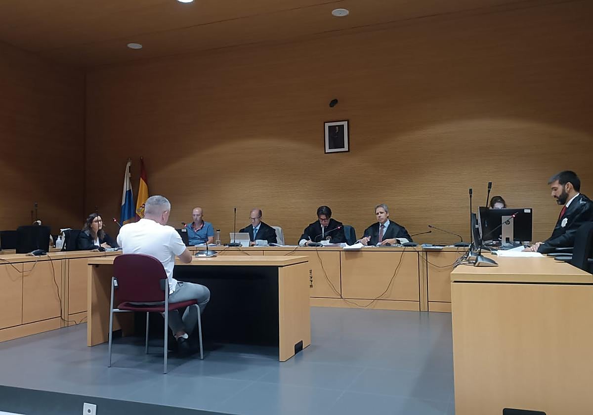 Imagen del acusado declarando ante la Sala en la Sección Primera de la Audiencia Provincial de Las Palmas.