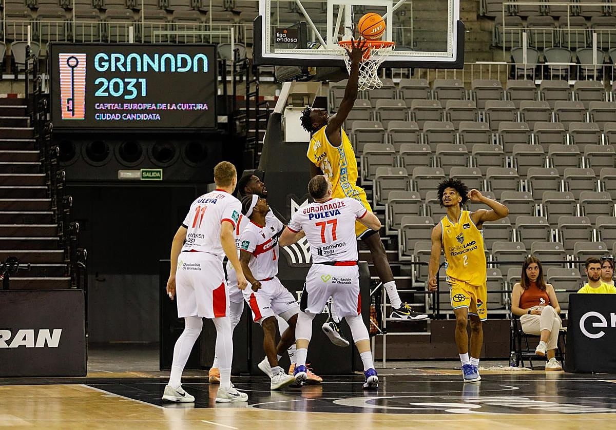 El pívot sursudanés Kur Kuath anota en el duelo ante el Coviran Granada.