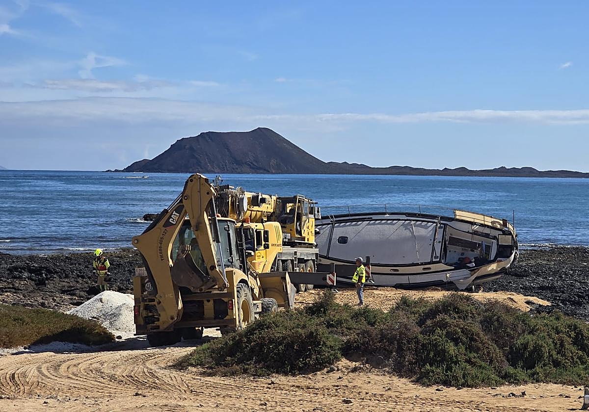 Los trabajos de retirada de la embarcación empezaron este jueves por la mañana en la playa del Medio, en Corralejo.