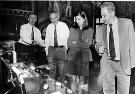 A la derecha, Dulce Xerach, con Adán Martín, en la exposición 'Días de radio', en 1997.