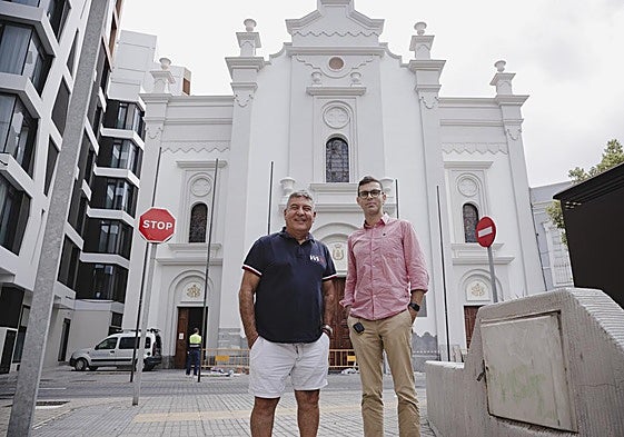 Alberto Trujillo, junto a Josué Sánchez, uno de los arquitectos de la nueva fachada.