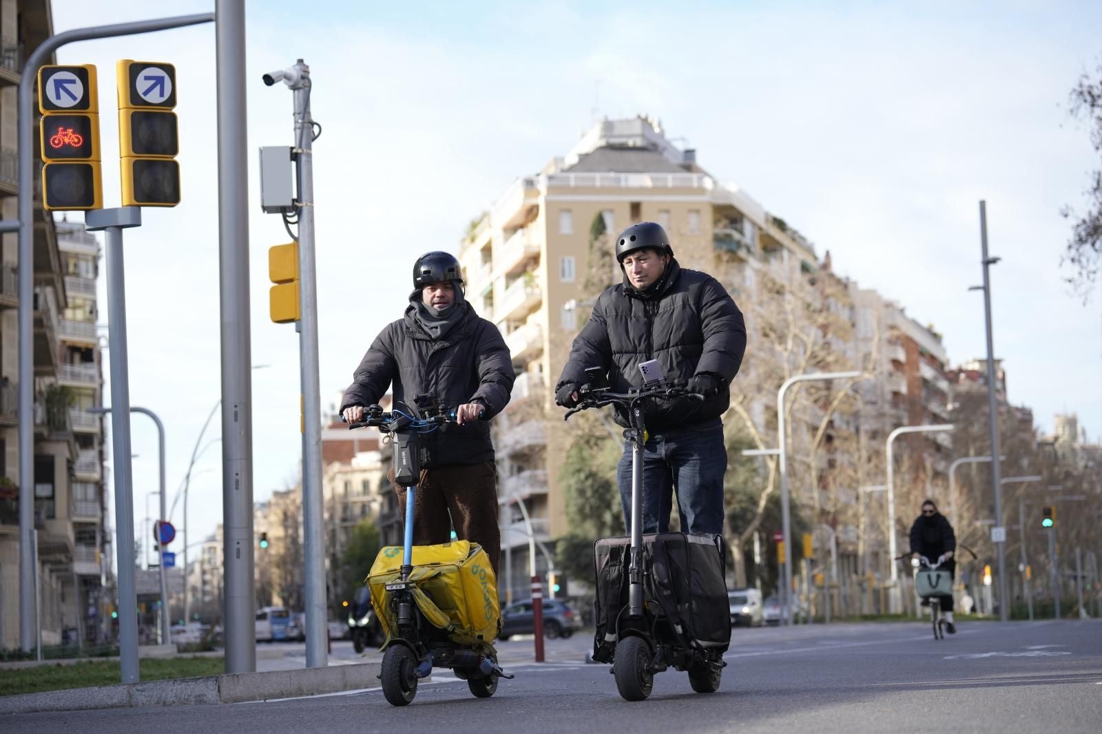 Imagen de repartidores con patinete eléctrico en una ciudad de la península. En Canarias la estampa es cada vez más frecuente.