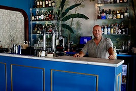Juanfi Bautista en la barra de la Rosa Blanca.