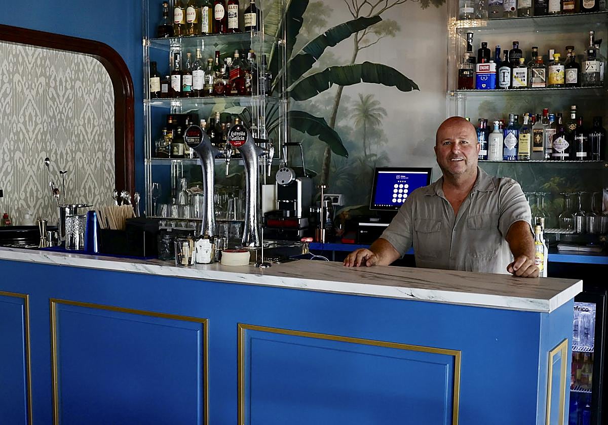 Juanfi Bautista en la barra de la Rosa Blanca.