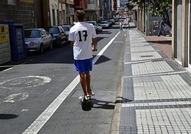 Imagen de un joven con un patinete eléctrico en una de las zonas de la ciudad de Las Palmas de Gran Canaria.