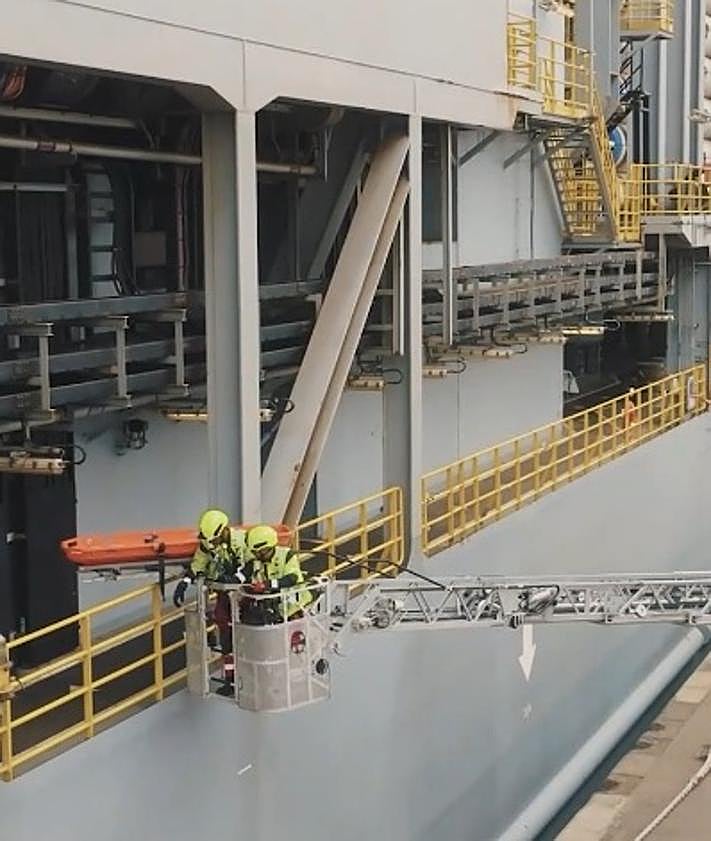 Imagen secundaria 2 - Varios cuerpos y servicios intervinieron en las maniobras.