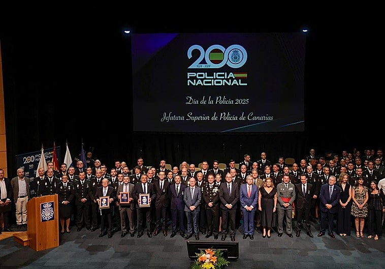 Foto de familia con los galardonados tras acabar el acto.