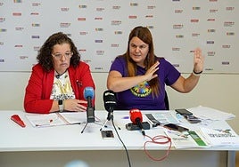Belinda Santana (i) y Elvira Isabel Hernández (d), en una comparecencia realizada en la sede de CC OO de la capital grancanaria.