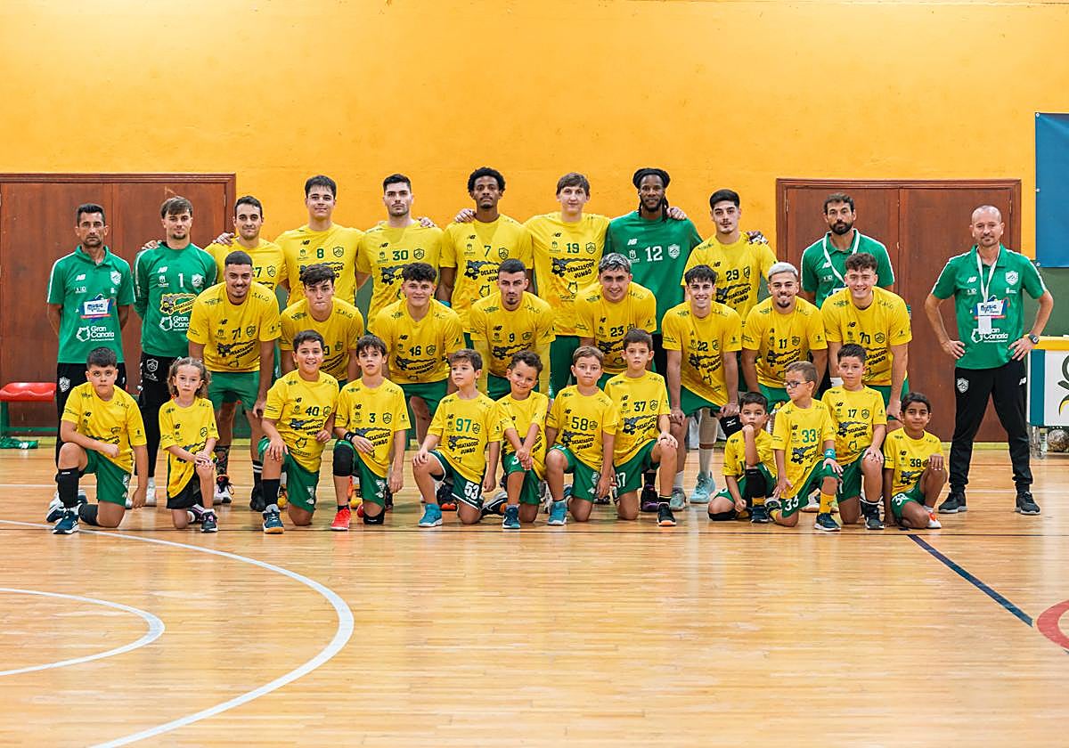 Imagen de la plantilla del Balonmano Gáldar.