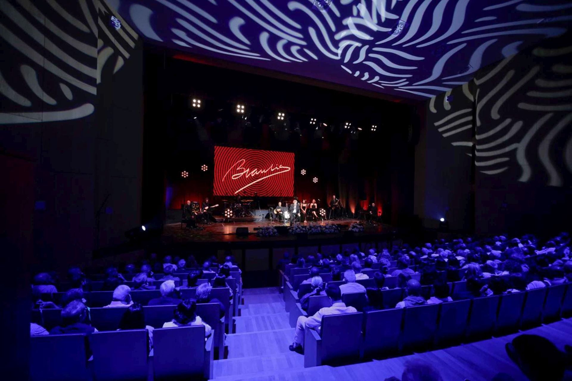 El cantante Braulio deja pequeño con su talento y trayectoria el auditorio de Agüimes