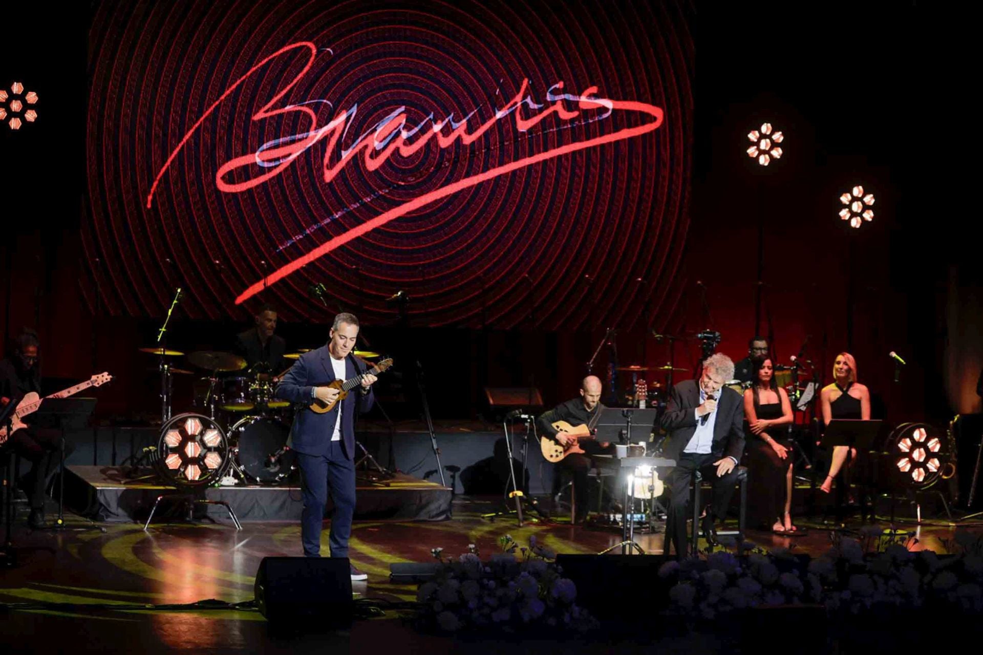 El cantante Braulio deja pequeño con su talento y trayectoria el auditorio de Agüimes