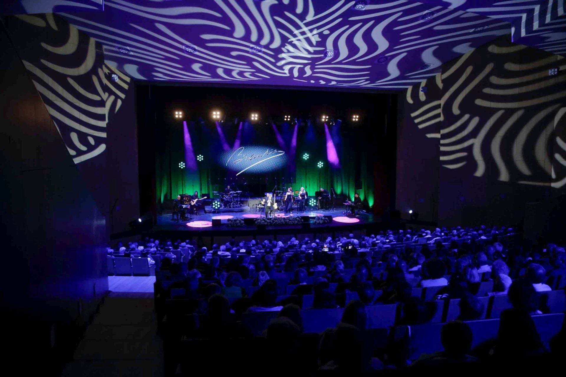 El cantante Braulio deja pequeño con su talento y trayectoria el auditorio de Agüimes