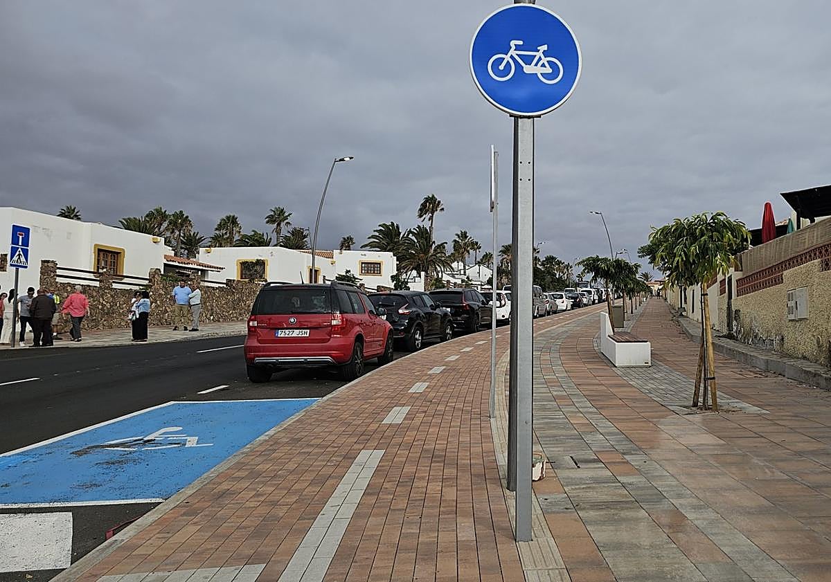 Imagen principal - Así quedaron las obras de arreglo de calles y aceras, además de creación del carril bici en El Castillo.