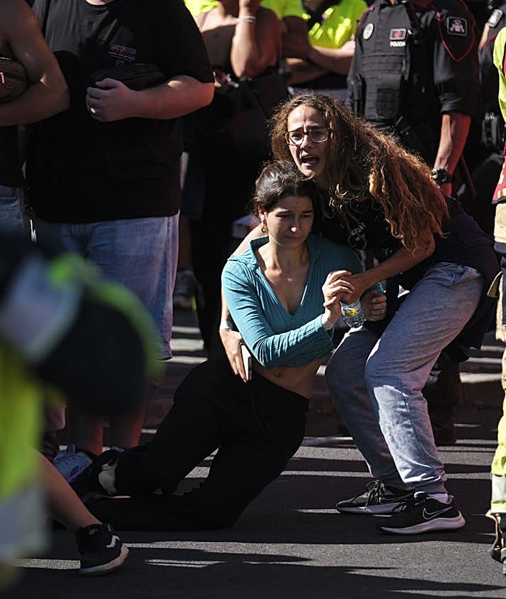 Imagen secundaria 2 - Imágenes del trabajo de los equipos de emergencias durante el simulacro de Garachico (Tenerife).