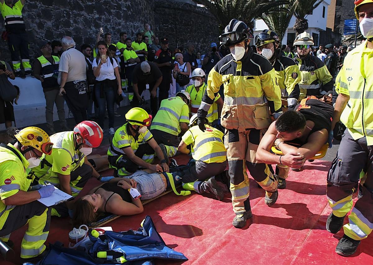 Imagen secundaria 1 - Imágenes del trabajo de los equipos de emergencias durante el simulacro de Garachico (Tenerife).