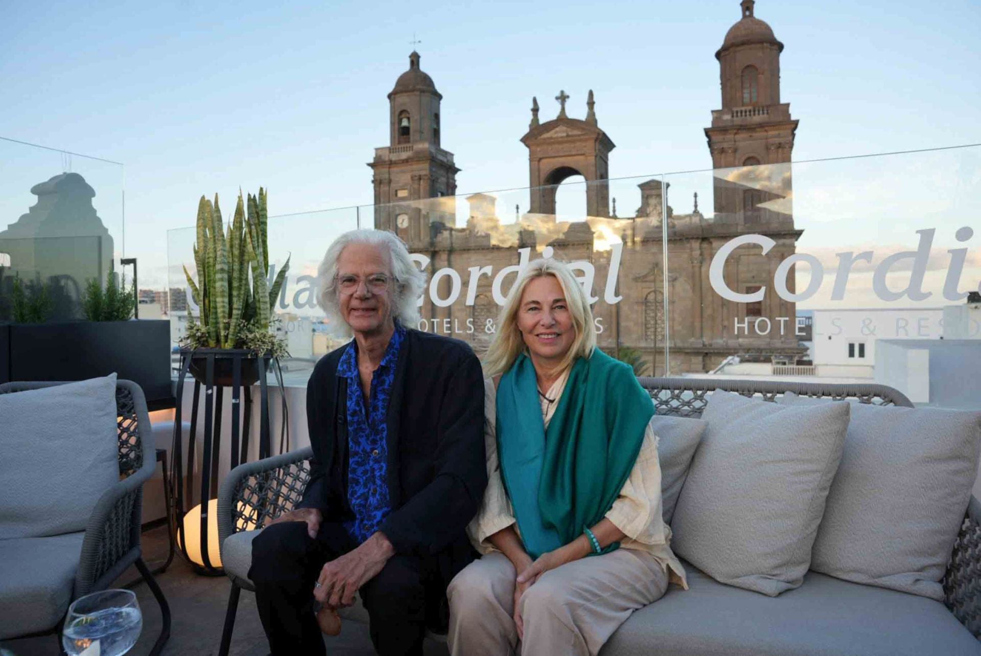 Los editores de Atalanta comparten encuentro con libreros canarios en la antesala de la gala Aglaya