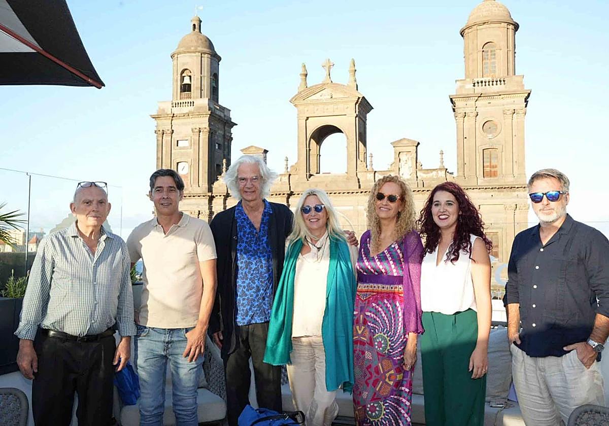 Los editores de Atalanta comparten encuentro con libreros canarios en la antesala de la gala Aglaya