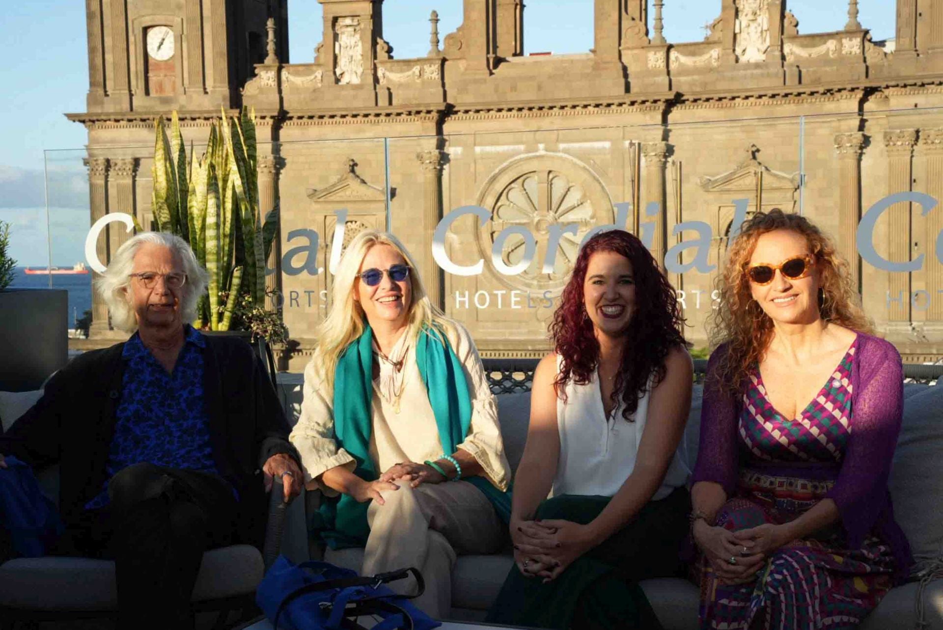 Los editores de Atalanta comparten encuentro con libreros canarios en la antesala de la gala Aglaya