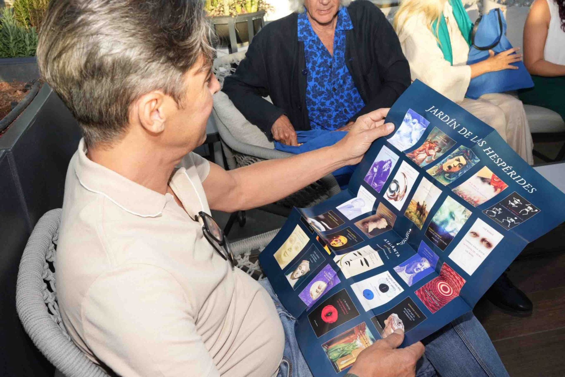 Los editores de Atalanta comparten encuentro con libreros canarios en la antesala de la gala Aglaya