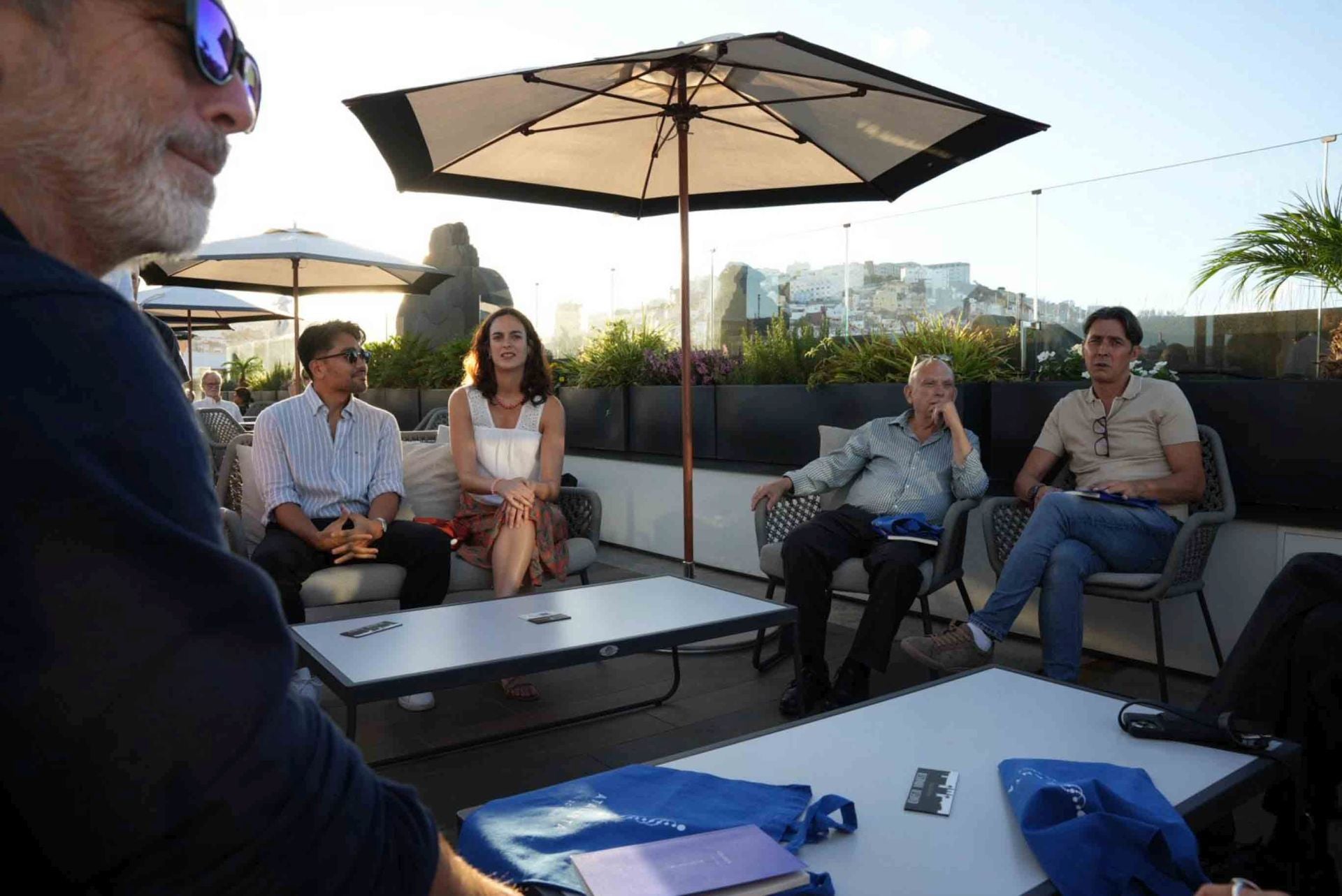 Los editores de Atalanta comparten encuentro con libreros canarios en la antesala de la gala Aglaya
