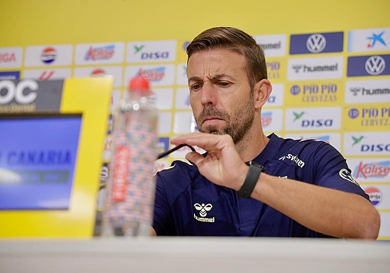 El entranador de la UD Las Palmas, Luis García, en rueda de prensa.