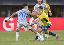 Lukovic recibe una falta en el partido de la tercera jornada liguera ante el Málaga.