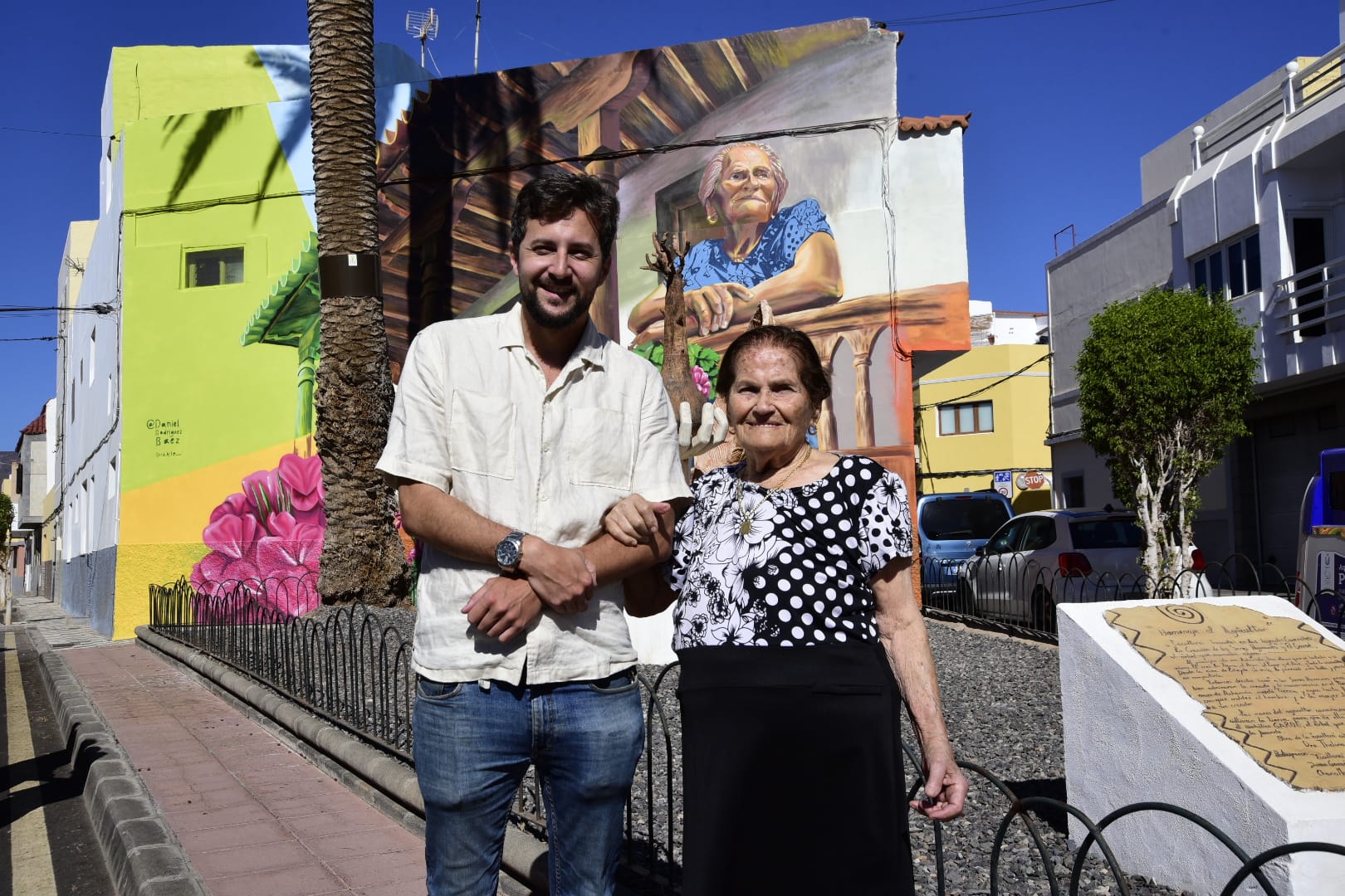El casco de Agüimes luce un nuevo mural en homenaje a la vecina Carmen Tarajano