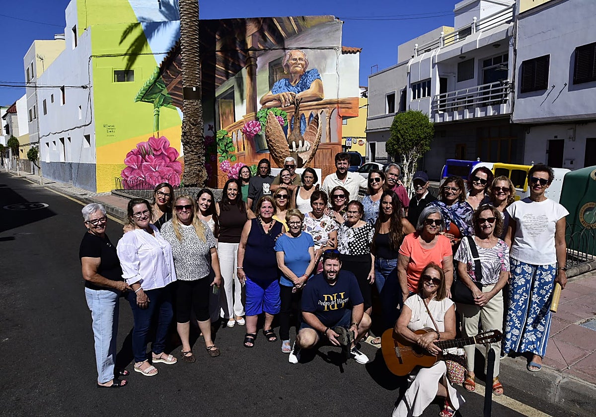 El casco de Agüimes luce un nuevo mural en homenaje a la vecina Carmen Tarajano