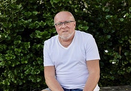 Paco Cárdenes posa en la plaza de El Zardo, por la que tanto batalló como líder vecinal en Zarmidra.