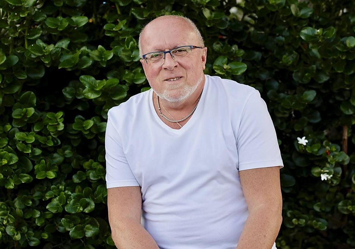 Paco Cárdenes posa en la plaza de El Zardo, por la que tanto batalló como líder vecinal en Zarmidra.