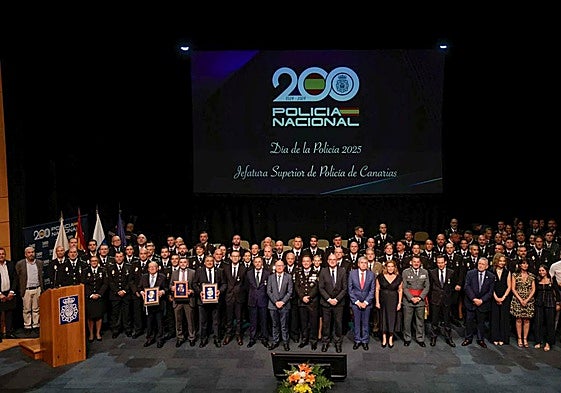 La Policía Nacional tributa un reconocimiento a 141 personas