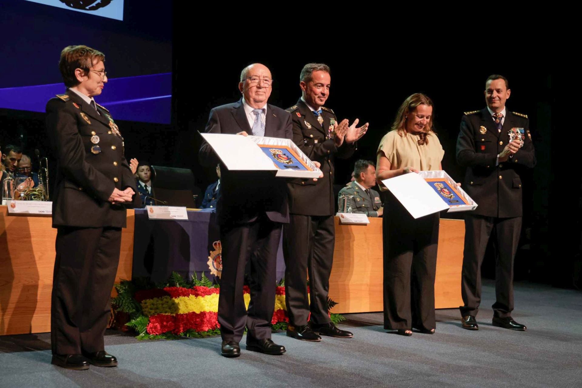 La Policía Nacional tributa un reconocimiento a 141 personas