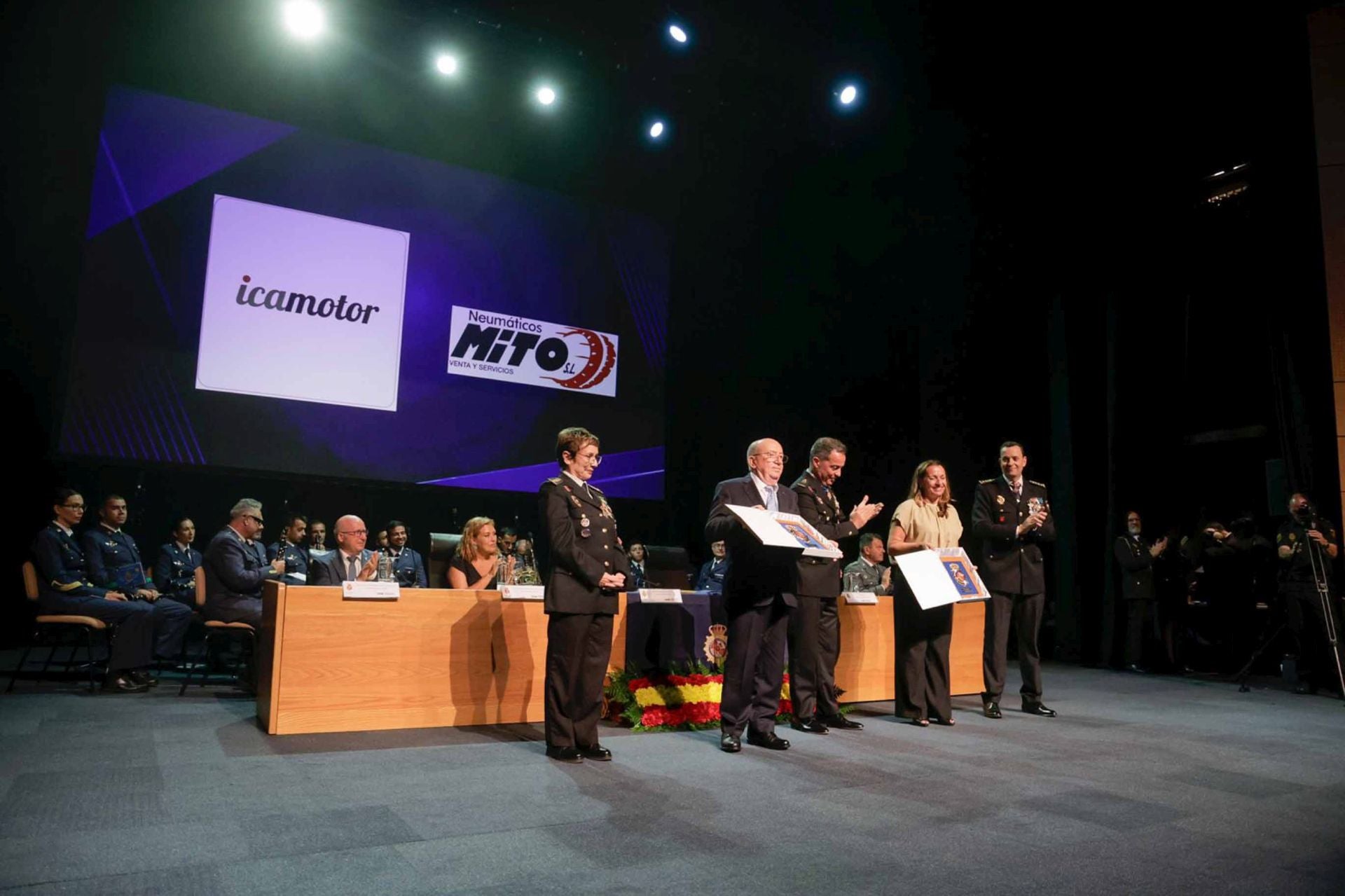 La Policía Nacional tributa un reconocimiento a 141 personas