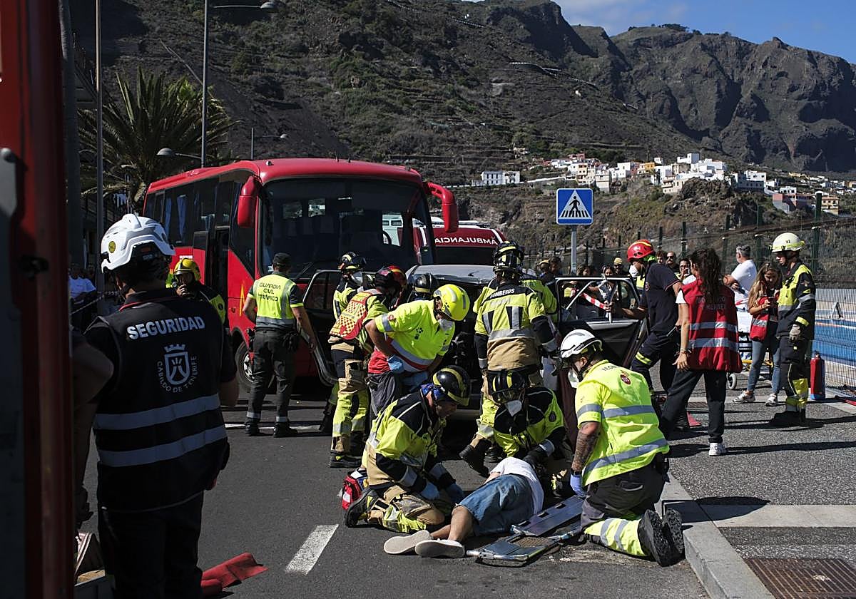 Imagen de un momento del simulacro de erupción volcánica realizado este viernes en Garachico, Tenerife.