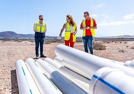 La presidenta majorera Lola García, flanqueada por el consejero de Aguas, Adargoma Hernández, y el gerente del CAAF, Francisco Javier Hormiga, con las nuevas tuberías.