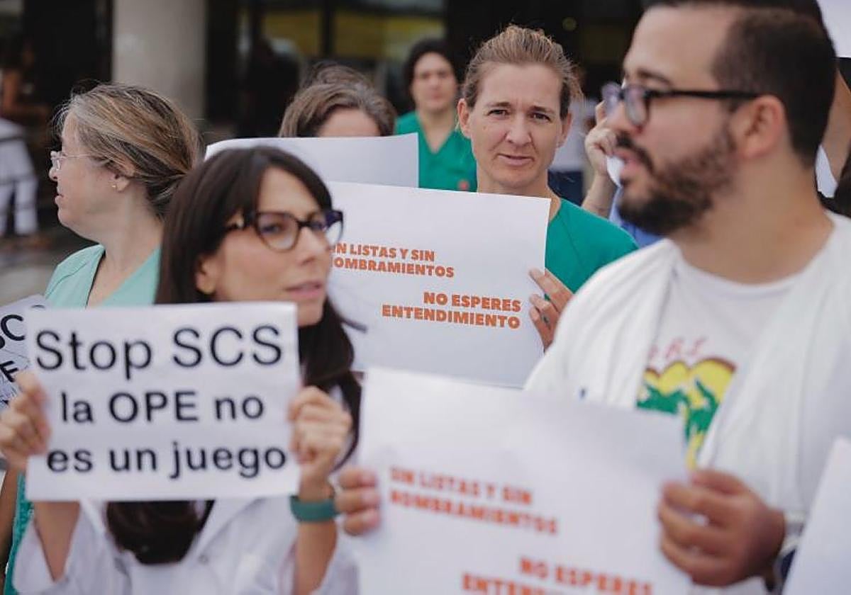 Imagen de la protesta protagonizada por los médicos el viernes contra la falta de nombramientos del concurso de méritos.