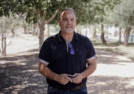 Lucrecio Suárez, tras la entrevista, en una zona verde de El Carrizal.