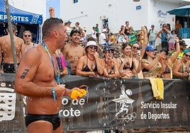 Público recibiendo a nadadores en Caleta de Sebo.