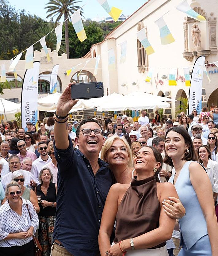 Imagen secundaria 2 - CC inicia el curso político con un baño de masas en el Pueblo Canario