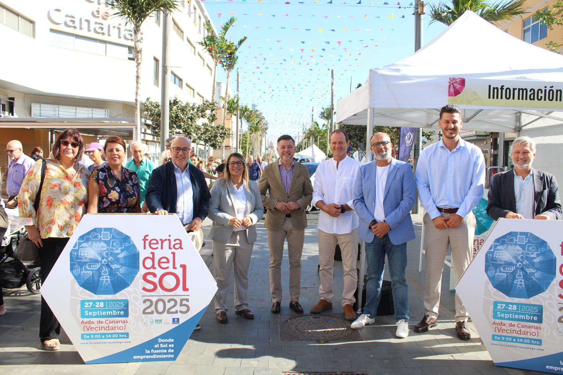 Las autoridades se dieron un paseo por la feria en Vecindario.