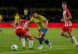 Manu Fuster trata de superar a un rival.