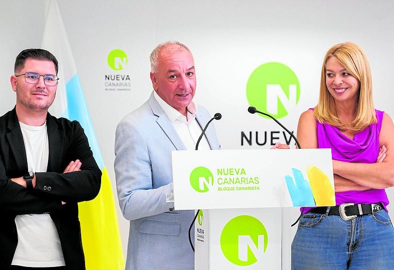 Luis Campos (c) da una rueda de prensa tras una reunión de Nueva Canarias.