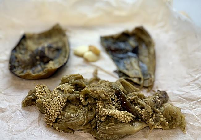 Vacíamos la carne de las berenjenas y pelamos los ajos