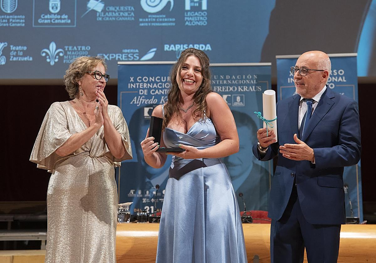 La soprano Gesua Gallifoco recogiendo el galardón.