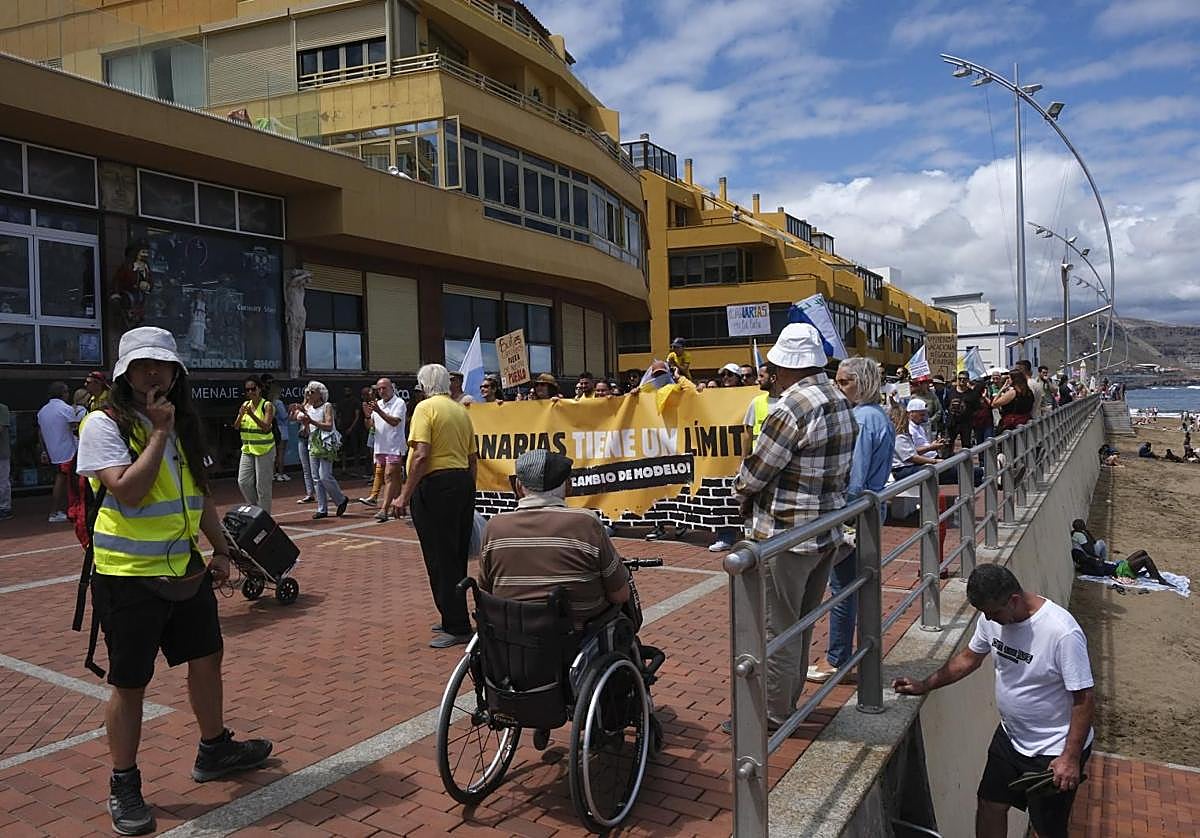 Manifestación de Canarias tiene un límite en el Paseo de Las Canteras.