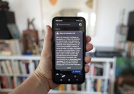 Un mensaje Es Alert avisa del riesgo de inundación por lluvias en Valencia y Castellón.