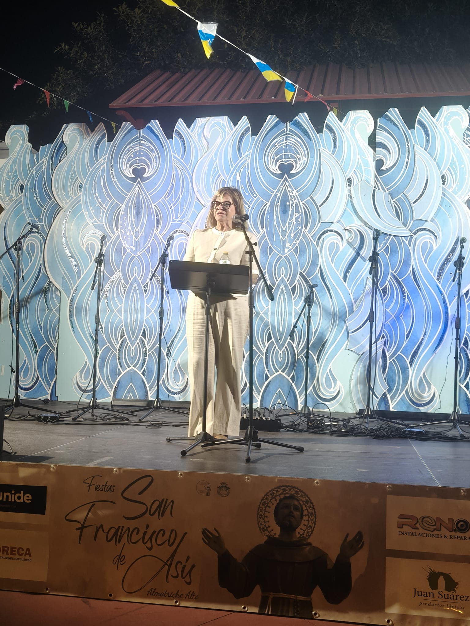 La concejala Inmaculada Medina dando el pregón.