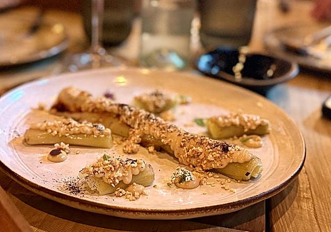 Puerros asados con emulsión de miso, jengibre y sésamo